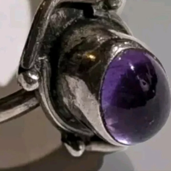 Vintage 925 Amethyst Purple Glow Dainty Ring See Pictures For Size & Condition - Picture 2 of 7
